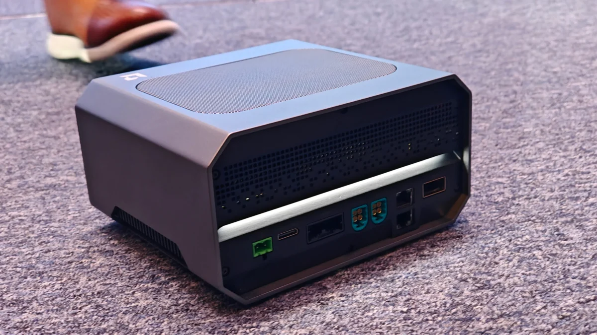 AMD Expands "Strix Halo" Reach: The X100 Series Targets the Future of Industrial AI and Robotics