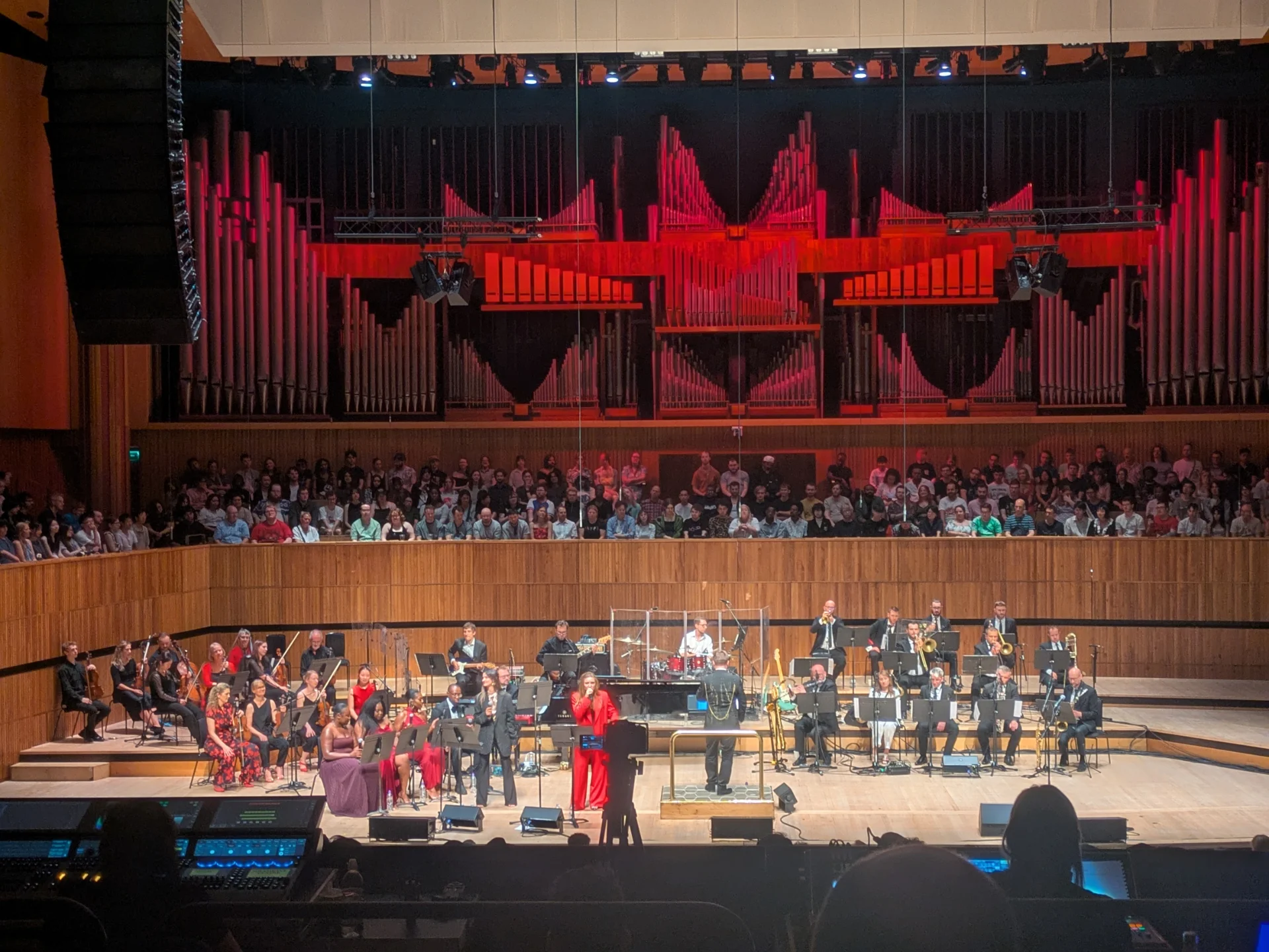 Symphonic Velvet: A Night of Jazz and Resonance at the Persona Grooves Concert